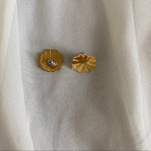 Vintage Flat Wavy Gold Ripple Stud Earrings - Picture 3 of 6